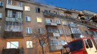Пожарные эвакуировали из окна квартиры на пятом этаже женщину с ребёнком 
