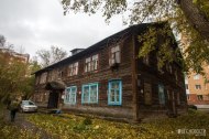 Двухэтажный дом в Новосибирске едва не сгорел по вине поджигателей