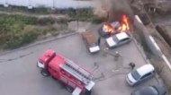 Дети сожгли дотла припаркованный Ford во дворе в Новосибирске