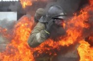Пожарный спас девушку на пожаре в Новосибирске